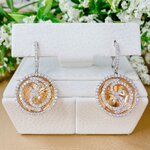 ต่างหูเพชรตัวเรือน 2Tone เป็นอีกคู่ที่นำเข้ามาค่ะ ราคาดีมากถ้าเทียบกับความประณีตและสวยงาม ตัวเรือน Pink Gold สวยมากๆค่ะเพชรสวยเล่นไฟดี