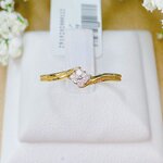 แหวนเพชรสี่เม็ดฝังเพชรเป็นสี่เหลี่ยมข้าวหลามตัดตรงกลาง ใช้เพชรน้ำร้อยฝัง ใส่สวยติดนิ้วได้เลยทุกวันค่ะ วงนี้ใส่สวยนะคะ