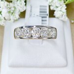 แหวนเพชรแถวกลมฝังด้านในเป็นแหวนเพชรแถวฝังแบบไร้หนามเตยให้ความเรียบง่าย ใส่ติดนิ้วได้ทุกวันค่ะ ด้วยเพชรคัดไซส์เม็ดละ 36 ตัง ตัวเรือนทองหน้าขาว เท่มากๆค่ะ น้ำงามเล่นไฟมากค่ะ