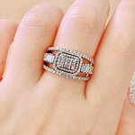 แหวนเพชรแถวสร้างความโดดเด่นด้วยเพชรเเทปเปอร์ประกบตรงกลาง พร้อมประดับบ่าข้าง เล่นลาย ดีไซน์สวย