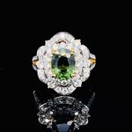แหวนพลอยเขียวส่องประดับเพชร (Design Cocktail Ring) เขียวส่องเม็ดมาใหม่ สีสวยเหลี่ยมเล่นไฟ เจียระไนแบบเหลี่ยมเพชรรูปไข่ (Oval Shape) ล้อมเพชรสวย ไฟเต็มทุกเม็ด