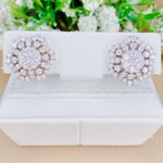 ต่างหูเพชรคู่ใหญ่ ฝังเพชรตัวเรือนดอกไม้ คู่นี้ใช้เพชรเม็ดใหญ่ ตัวเรือนทองใส่ปิดหูได้เลยค่ะเพราะคู่ใหญ่มากๆ ใส่ออกงานได้สะดุดสายตา เพชรใหญ่สวยเล่นแสง