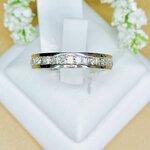 แหวนเพชรแถว STEP เพชรรอบวง ใช้เพชรบาเก็ตฝังสลับกับเพชรกลมแบบไร้หนามเตยเกาะเพชร แต่เพิ่มลูกเล่นเพชรแบบมีขั้นตอน สามารถใส่เดี่ยวๆวงเดียว หรือเพิ่มความเก๋ด้วยการใส่ซ้อนวงอื่นเป็น STACK ก็เพิ่มความครีเอทได้ไม่ซ้ำเลยค่ะ