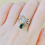 แหวนพลอยเขียวส่อง เจียระไนเหลี่ยมเพชรทรงหยดน้ำ ฝังเพชรเป็นรูปโบว์ด้วยเพชรน้ำร้อย เพชรขาวสะอาดที่สุดแล้วค่ะ เพชรร้านเราเล่นแสงแน่นอนค่ะ งานไม่ซ้ำใคร ใส่ได้เก๋ๆค่ะ