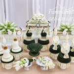 เครื่องบวชดอกไม้สดสีขาว