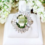 แหวนพลอยเขียวส่องประดับเพชร (Design Cocktail Ring) เขียวส่องมาใหม่ สีสวยเหลี่ยมเล่นไฟ เจียระไนแบบเหลี่ยมเพชรรูปไข่ (Oval Shape) ไซส์ใหญ่มาก ล้อมเพชรลูกเม็ดใหญ่ทุกเม็ด