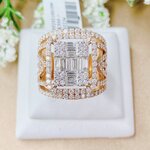 แหวนเพชรแทปเปอร์บาเก็ตประกบล้อมเพชรด้านหน้าทั้งหมด หน้ากว้างฝังเพชรเต็ม Floor เพชรเยอะมากค่ะวงนี้ ตัวเรือน Risegold สีชมพูโกลด์ สีสวย หรูหรา ตัวเรือนนำเข้า