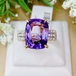 แหวนพลอยอเมทิสต์ เม็ดนี้เป็นพลอยดิบ นำเข้าจากบราซิลค่ะ ของหายาก น่าเก็บมากๆ ดีไซน์มาเก๋ ใครใส่ก็สวย ออกแบบมาเพื่อทุกเพศใส่ได้ ปรับให้เข้ากับบุคลิก