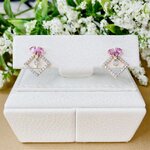 ต่างหูเพชรงานดีไซน์สุดคิ้วท์ ชอบที่ใช้แซฟไฟร์รูปหยดน้ำ ประดับยอด ด้านบน ดีเทลตรงนี้ทำให้ต่างหูเปลี่ยนอารมณ์สดใสขึ้นมาอีกเท่าตัวเลยค่ะ