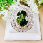 พลอยเขียวส่องบางกะจะ ไซส์ใหญ่สุดในร้าน เม็ดนี้สวยมาก สวยใสเป็นประกายล้อมเพชรลูกทรงกลมรอบนอกถึงสองชั้น บ่าเพชรแถวด้านข้าง Slove เข้าสู่ด้านในตัวเรือน วงใหญ่ ใส่ลงนิ้วชี้ หรือ นิ้วกลาง เด่นๆ สวยมากค่ะ