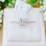 แหวนเพชรชู เม็ดยอด เป็นเพชรเรเดีย ด้วยหน้าที่กว้าง ทำให้มีการเล่นไฟได้ดี ประกายสวย นอกจากนี้ส่วนของขอบที่เป็นเหลี่ยมตัดนั้น ยัง Match กับเพชรกลมบ่าข้างได้อย่างดีอีกด้วยสำหรับการดีไซน์ของวงนี้