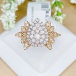 แหวนเพชรฝังกลุ่มทรงหยดน้ำล้อมเพชรด้านข้างดีไซน์เก๋ รูปปีกนก ตัวเรือน Pink Gold ดีไซน์สวย เพชรขาวสวยใสเล่นไฟดี ตัวเรือนงานนอกนำเข้า