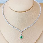 สร้อยคอมรกต สีมรกตสวย เขียวลึกลับ น้ำงาม ประดับบ่าด้วยเพชรมาคีส์เรียงตามแนวช่วงคอ ทรงสวย