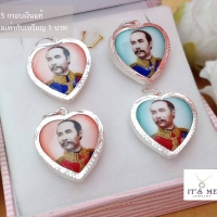 พื้นหลังสีเขียว ฉลององค์สีแดง