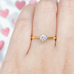 แหวนเพชรชูเม็ดเดี่ยว 30 ตัง ดีไซน์คลาสสิค ตัวเรือนทอง เพชรน้ำงาม ขาวสวยใสเล่นไฟมากๆค่ะใส่ติดนิ้วทุกวันได้ค่ะ สวยมากๆ