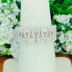 แหวนเพชรแถว Multi Row Design เป็นงานเพชรรอบวง ดีไซน์ให้เหมือนสายลมพลิ้วไหว ล้อมเพชรแฟนซีสีเหลืองไว้ด้านใน และโอบรอบด้วยเพชรน้ำร้อยอย่างลงตัว ***งานนำเข้า