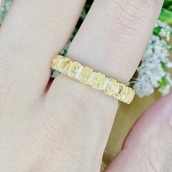 แหวนเพชรรอบวงเพชรสีเหลืองเม็ดใหญ่ วงใหญ่ ตัวเรือนทอง แหวนเพชรแถวรอบวงดีไซน์สุดคลาสสิค เพชรสีเหลืองหายากและสวยมากๆค่ะ