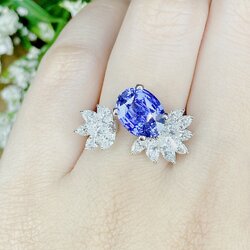 แหวนไพลินแต่งประดับด้วยเพชรมาคีส์เม็ดใหญ่ วงนี้ใส่ออกงานสวยๆ เริศหรูดูแพงมากๆค่ะ