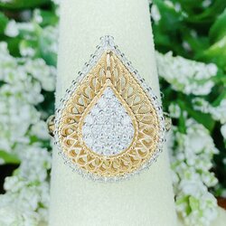 แหวนเพชรฝังกลุ่ม เป็นกลีบบัว ตัวเรือนงานนอกนำเข้า Rosegold หรูหรา ใส่วงเดียวเอาอยู่เลยค่ะ เพชรเม็ดใหญ่ เพชรขาวสวยเล่นไฟดี ราคานี้ห้ามพลาดเลยค่ะ งานดีไชน์ให้อารมณ์วินเทจสุดๆ งานดีไซน์จากทางร้านเลยค่ะ