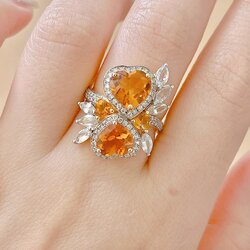 Citrine รูปหัวใจ ต่างไซส์ ล้อมด้วยเพชรน้ำ100 ประดับด้วยไว้ White Sapphire รูปทรงมาคีส์
