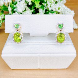 ต่างหูตุ้งติ้งเพอริดอทสีเขียวเม็ดใหญ่ ด้านบนเป็นซาโวไรท์ล้อมเพชรน้ำร้อย ฝังเป็นรูปหัวใจ ดีเทลตรงนี้ทำให้ใส่ต่างหูเปลี่ยนอารมณ์เป็นสดใสขึ้นมาเลยค่ะ ตัวเรือนทอง