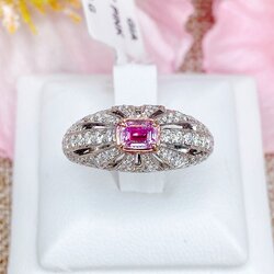 แหวนดีไซน์สวยเพชรสีชมพูหายาก ตัวเรือนแหวน White Gold. ใส่เด่นสง่ามากค่ะ หน้าแหวนกว้างปิดหน้านิ้ว ใส่สวยเพชรสีชมพูชัดมากค่ะ