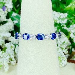 แหวนรอบวงไพลินซีลอน&เพชรกลม ไพลินสีสวยมากๆค่ะเพิ่มลูกเล่นของวงนี้ด้วยการฝังสลับกับเพชร งานเกรดส่งออกวงนี้ราคาดีงามสุดๆเลยค่ะ ตัวเรือนทองขาว ใส่ติดนิ้วได้ทุกวัน