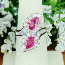 แหวนพลอยทับทิมพม่ารูปหยดน้ำสีสวยออกแบบมาสวยงาม เพชรขาวล้อมเพชรรอบ ฝังเพชรแทปเปอร์บ่าข้าง Cross setting วงนี้ราคาดีมากๆค่ะ