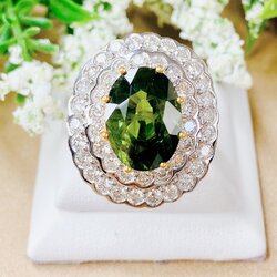 พลอยเขียวส่องบางกะจะ ไซส์ใหญ่สุดในร้าน เม็ดนี้สวยมาก สวยใสเป็นประกายล้อมเพชรลูกทรงกลมรอบนอกถึงสองชั้น บ่าเพชรแถวด้านข้าง Slove เข้าสู่ด้านในตัวเรือน วงใหญ่ ใส่ลงนิ้วชี้ หรือ นิ้วกลาง เด่นๆ สวยมากค่ะ