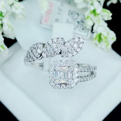 แหวนเพชรบาเก็ตล้อมเพชรกลม ฝังเพชรบ่าข้าง ตัวเรือนฝังเพชรทรงมาคีส์ ตัวเรือนทองขาว เพชรขาวสวยมากๆค่ะ