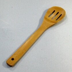 ทัพพีไม้ มีรู 30 ซม. WU-3024