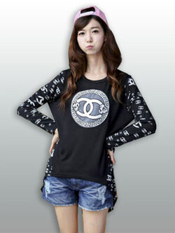 เสื้อแฟชั่นกลมแต่งลายแชนแนลกลางอกแบบน่ารักสไตล์เกาหลี 2 สี รหัส 1796