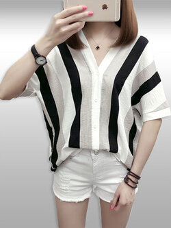 เสื้อแฟชั่นแต่งลายคอวีแบบสวยน่ารักสไตล์เกาหลี มี 2 สี รหัส2300