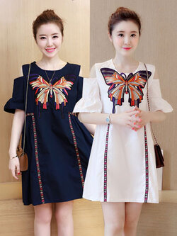 ชุดเดรสแฟชั่นแขนสั้น โชว์ไหล่ แต่งผ้าปักลายผีเสื้อสวยหวานสไตล์เกาหลี มี 2 สี รหัส 1797