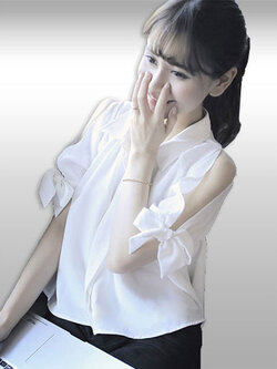 เสื้อแฟชั่นสีขาว คอปกแขนสั้นผ่าช่วงไหล่แต่งสายผูกโบว์น่ารักสไตล์เกาหลี รหัส 1624