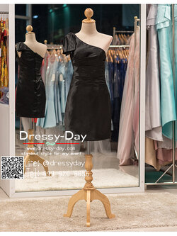 รหัส ชุดราตรีสั้น :PF140 ชุดราตรีสั้นผ้าซาติน เดรสออกงานไหล่เฉียง ชุดไปงานแต่งงานสีดำ ชุดแซกงานสวยมาก แบบประดับโบว์เพิ่มความน่ารัก