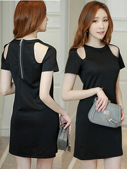 ชุดเดรสแฟชั่นสีดำ โชว์หัวไหล่แบบเรียบหรูแต่ดูดี รหัส 1516