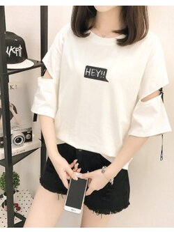 เสื้อแฟชั่นคอกลม สกรีนกลางอก สไตล์เท่ห์ๆ แนวเกาหลี-มี 2 สี รหัส 1835