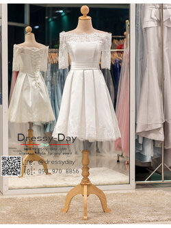 รหัส ชุดราตรีสั้น :PF001 ชุดแซก ชุดราตรีสั้นสีขาว ผ้าซาตินประดับลูกไม้เรียบๆ โชว์ไหล่ แต่หรูและดูดี