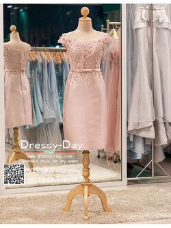 รหัส ชุดเจ้าภาพ :PFS030 ชุดแซกผ้าลูกไม้ประดับเลื่อม ปาดไหล่สวยเก๋ ชุดราตรีสั้นหรู สีชมพู คาดเข็มขัดโบว์ช่วงเอว สวย สง่า ใส่ไปงานแต่งงาน งานกาล่าดินเนอร์ งานเลี้ยง งานพรอม งานรับกระบี่