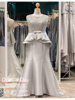 รหัส ชุดราตรีคนอ้วน :PF050 ชุดราตรียาวคนอ้วน ผ้าลูกไม้เรียบหรู งานปักมือ สีเทา กระโปรงผ้าไหมเล่นดีเทลระบายชายช่วงเอว เหมาะสำหรับงานแต่งงาน งานกลางคืน กาล่าดินเนอร์ ชุดไทยประยุกต์