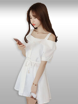 ชุดเดรสแฟชั่น โชว์ไหล่ แขนสั้น แต่งมุก-สีขาว รหัส 1375