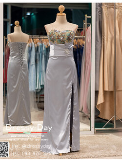 รหัส ชุดราตรี : BB003 ชุดแซกเกาะอกเข้ารูป ชุดราตรียาวตกแต่งดอกไม้ช่วงอกสวยหรู สีเทาเงิน ผ้าซาตินสวยงานดี เหมาะเป็นชุดไปงานแต่งงานกลางวัน กลางคืน