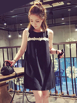 ชุดเดรสแฟชั่นแขนกุด แต่งขอบแขน และช่วงอกด้วยผ้าลูกไม้