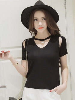 เสื้อแฟชั่นโชว์ไหล่ ดีไซน์เก๋แต่งสายคล้องคอห้อยมุก-1590-สีดำ