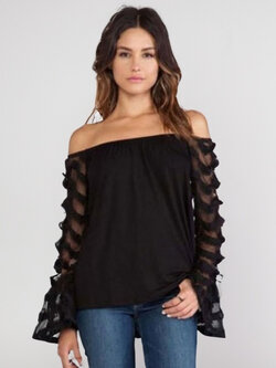 เสื้อแฟชั่นเปิดไหล่ แต่งแขนยาวผ้าถักโปร่งสไตล์เกาหลี มี 2 สี รหัส 1774