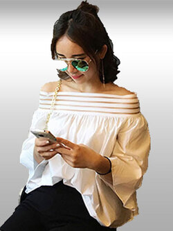 เสื้อแฟชั่นสีขาวคอกว้างโชว์ไหล่สไตล์เกาหลี รหัส1484