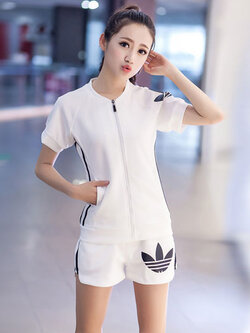 ชุดออกกำลังกายผู้หญิงสีขาว ขาสั้น สไตล์แบรนด์ มี 4 ไซส์ M/L/XL/2XL รหัส 1726
