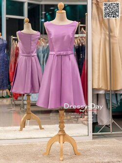 รหัส ชุดราตรีสั้นหรู : PFS008 ชุดแซกแขนกุดสีม่วง ชุดราตรีสั้นหรูตกแต่งโบว์ช่วงอกน่ารัก สวยดูดี ชุดไปงานแต่ง ชุดงานเช้า ชุดงานหมั้น