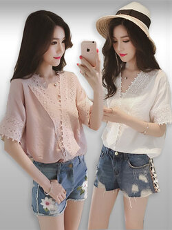 เสื้อแฟชั่นคอวีแต่งผ้าลูกไม้แขนสั้น ทรงสวมลำลองน่ารักๆ มี 2 สี รหัส 1941